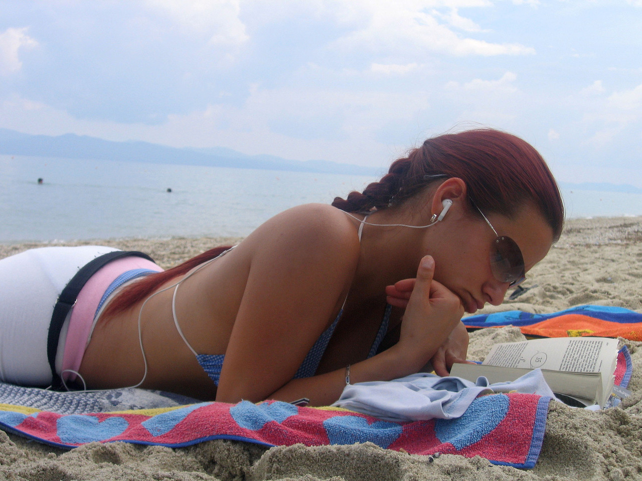 girl-reading-on-the-beach-1550586-1280x960